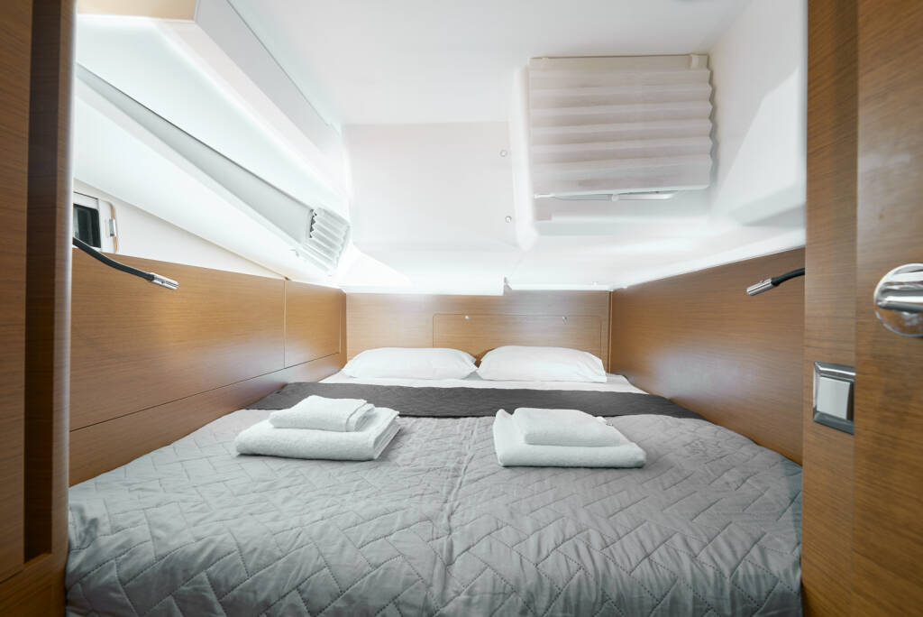 Sun Odyssey 440 Nymeria | Water-maker, Solar Panel, Teak Cockpit