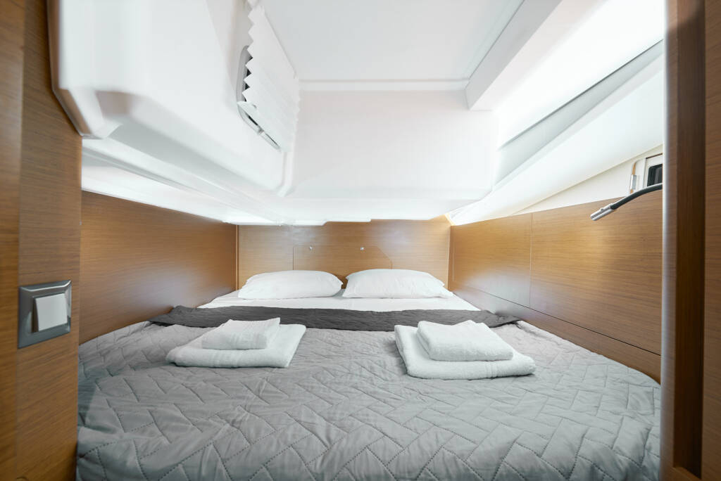 Sun Odyssey 440 Nymeria | Water-maker, Solar Panel, Teak Cockpit
