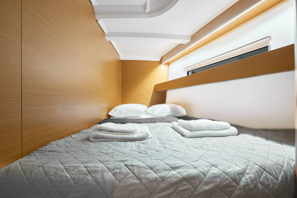 Sun Odyssey 440 Nymeria | Water-maker, Solar Panel, Teak Cockpit