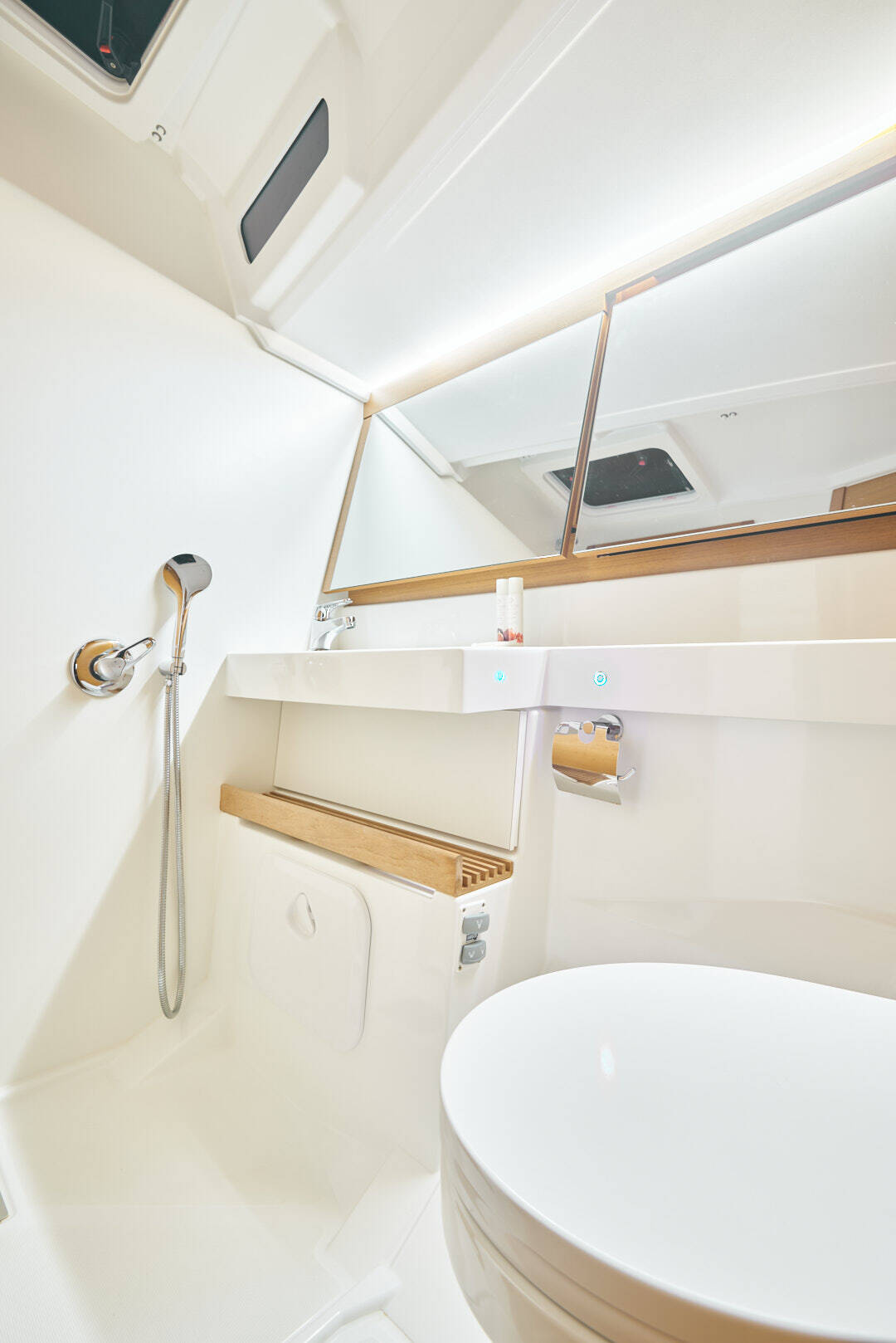 Sun Odyssey 440 Nymeria | Water-maker, Solar Panel, Teak Cockpit