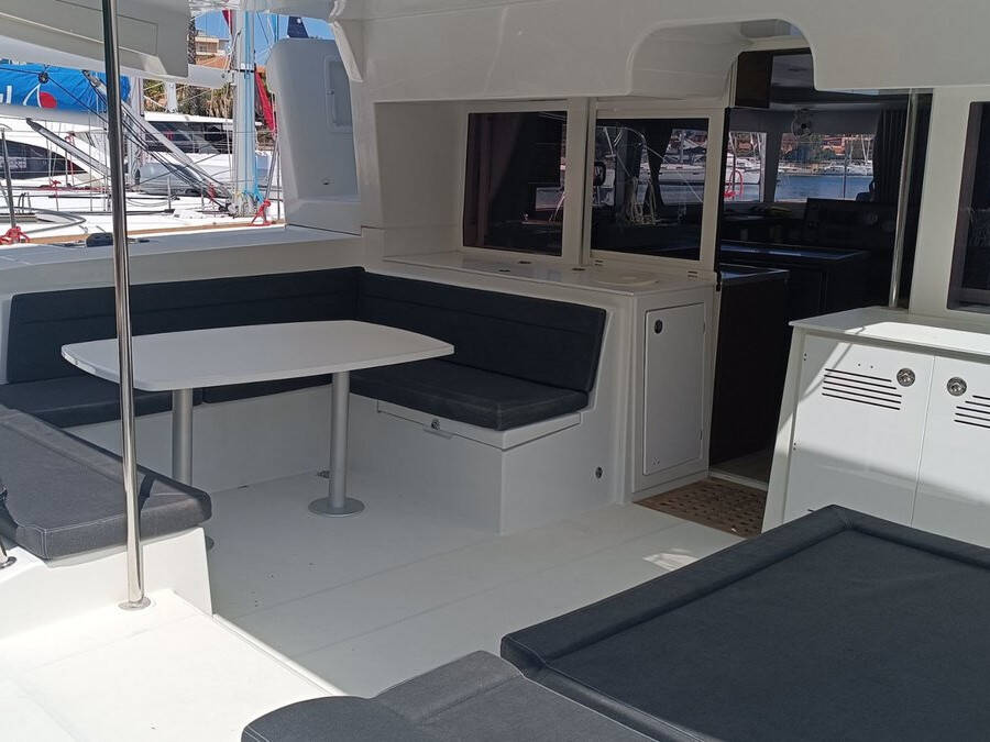 Sunsail Lagoon 450F 