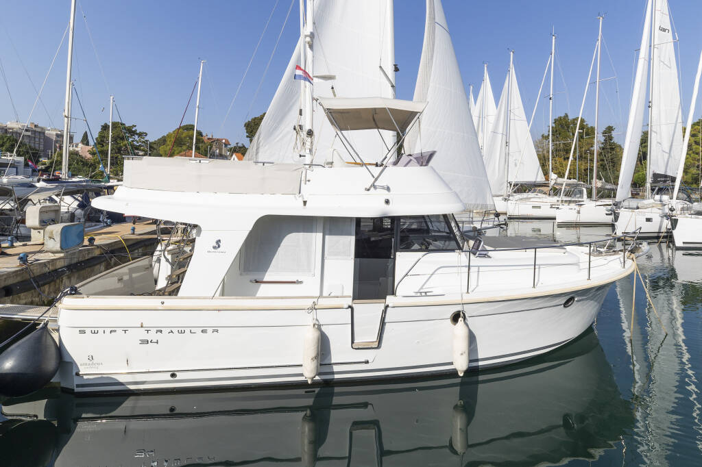 Swift Trawler 34 Fly Blue Sky