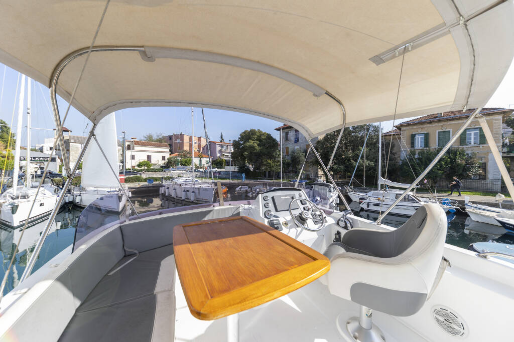 Swift Trawler 34 Fly Blue Sky