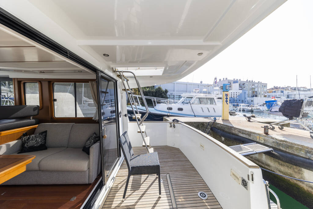 Swift Trawler 34 Fly Blue Sky