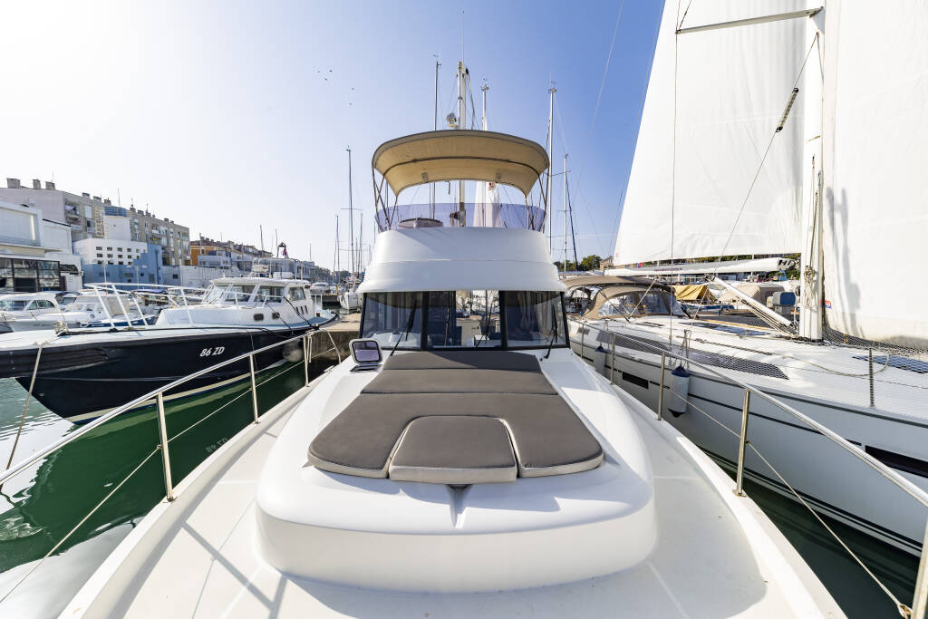 Swift Trawler 34 Fly Blue Sky