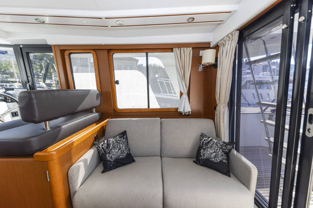 Swift Trawler 34 Fly Blue Sky