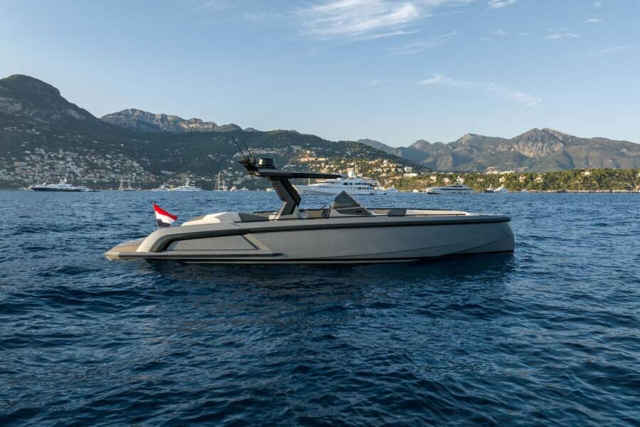 Vanquish VQ40 • Goldfinger